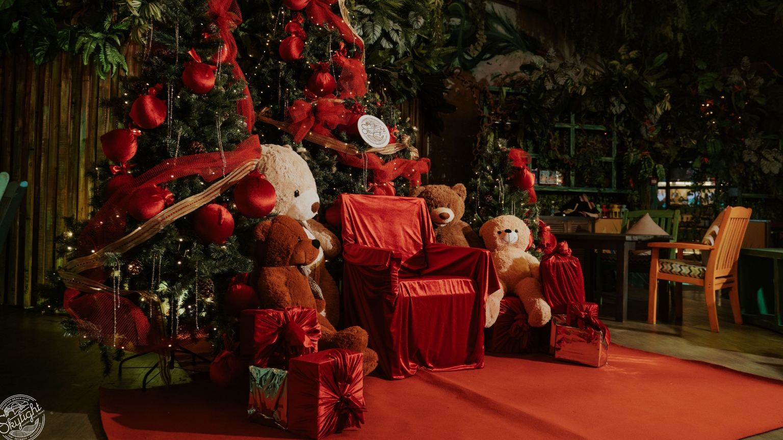 Không gian lễ hội: Gấu teddy và nơ - Biểu tượng ấm áp của mùa Giáng sinh
