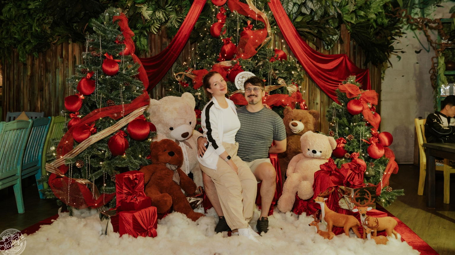 Không gian lễ hội: Gấu teddy và nơ - Biểu tượng ấm áp của mùa Giáng sinh
